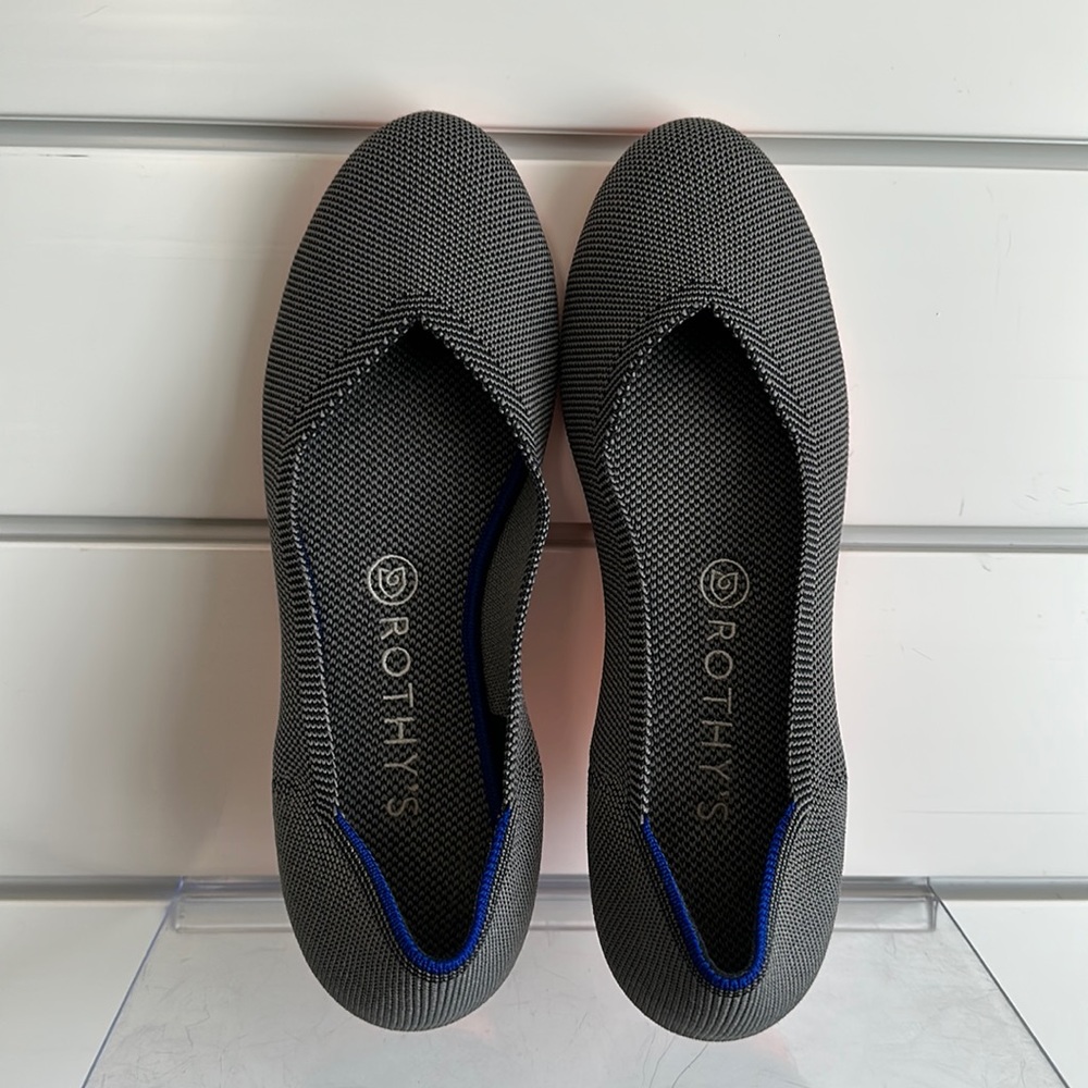 Rothy’s the flat.  Gray speckled, size 9.  Gently used.
